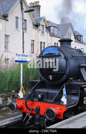 Die Jacobite Dampfzug Lok 45407 in der Station in Fort William. Stockfoto