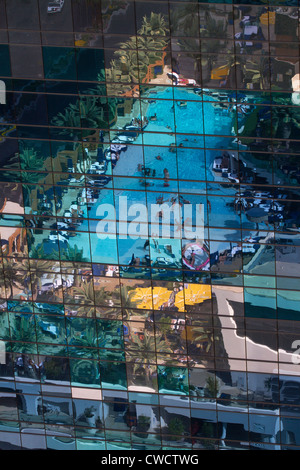 Der Pool von The Cosmopolitan Hotel und Casino spiegeln in einem nahe gelegenen Gebäude im Stadtzentrum von Las Vegas, Nevada. Stockfoto