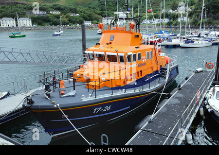 RNLI Severn class Lifeboat' Henry Alston Hewat" bereit und wartet auf die Hafen in Mallaig, Schottland, Großbritannien, Europa. Stockfoto