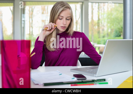 Frau arbeitet im home-office Stockfoto