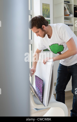 Mann, die Kommissionierung ein Dokument aus einer Datei Stockfoto