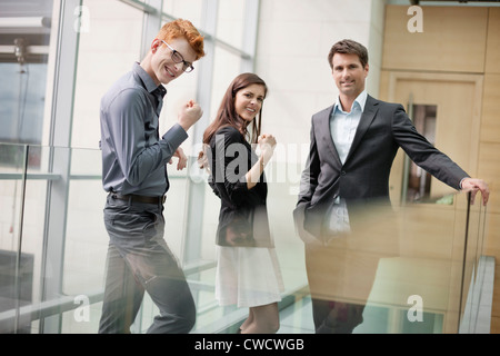 Geschäftsleute, die in einem Büro Aufmunterung Stockfoto