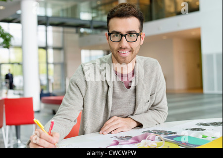 Männliche Mode-Designer arbeiten in einem Büro Stockfoto