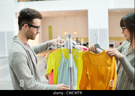 Mode-Designer arbeiten in einem Büro Stockfoto
