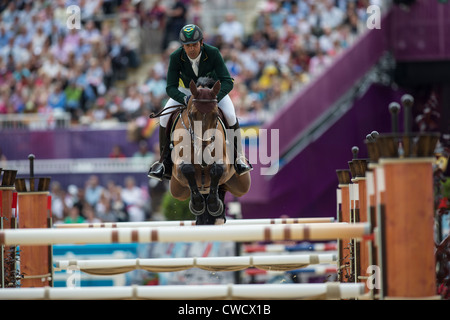 Alvaro Affonso de Miranda Neto (BRA) Reiten RAHMANNSHOFs BOGENO in die einzelnen Sprung Pferdesport-Event bei den Olympischen Stockfoto