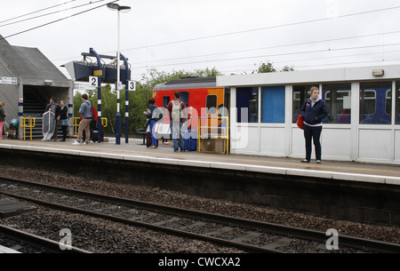 Menschen warten auf dem Zug am Bahnhof von Newark Northgate Stockfoto