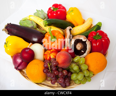 Obst und Gemüse in einen Korb aus dem Bauernmarkt. Stockfoto