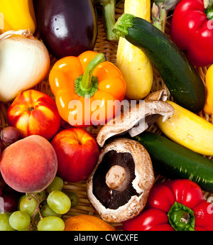 Obst und Gemüse in einen Korb aus dem Bauernmarkt. Stockfoto