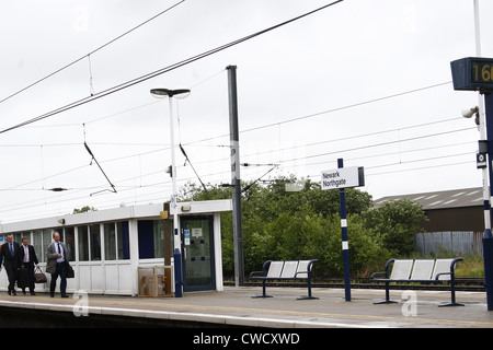 Passagiere, die rauschenden für Zug am Bahnhof von Newark Northgate Stockfoto