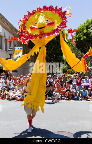 Sonne-Kostüm in der 2012 Summer Solstice Parade in "Santa Barbara", California. Stockfoto