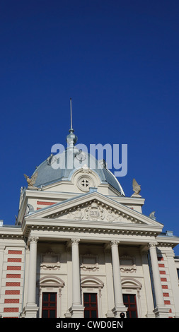 Ansicht eines rumänischen Wahrzeichen in der Stadt Bukarest mit einem schönen blauen Himmel im Hintergrund Stockfoto