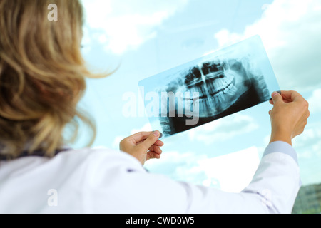 Bild des weiblichen Arztes halten und mit Blick auf x-ray Stockfoto