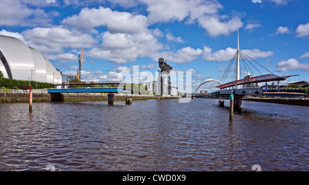 Glocken-Brücke auf dem Fluss Clyde mit Clyde Auditorium (auch genannt Armadillo) links und Finnieston Crane Zentrum geöffnet. Stockfoto