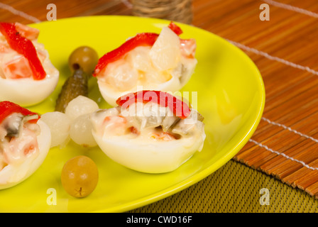 Gefüllte Eiern serviert mit Oliven und Gurken, einer spanischen tapa Stockfoto