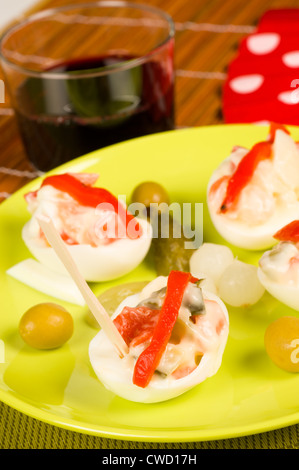 Gefüllten Eiern in einer mediterranen, spanischen tapa Stockfoto