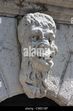 Das Maskaron Stein Gesicht der Kirche Santa Maria Formosa. Stockfoto