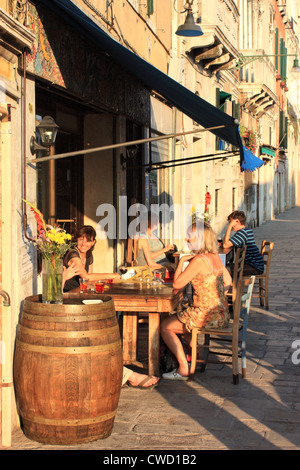 Weinbar und Restaurant Osteria al Paradiso Perduto in Venedig Stockfoto