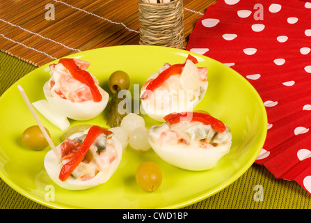 Spanische gefüllte Ei Tapa mit einem folkloristischen Tischdekoration Stockfoto