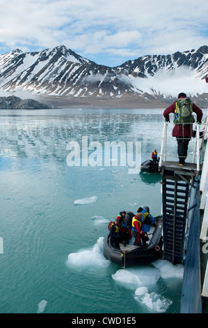 Leute, die auf einem Tierkreis aus dem Schiff Smeerenburg Gletscher, Spitzbergen, Svalbard, Arktis Stockfoto