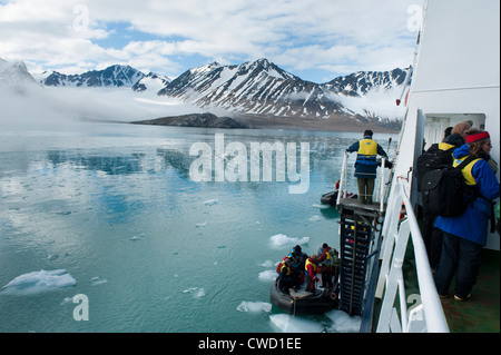 Leute, die auf einem Tierkreis aus dem Schiff Smeerenburg Gletscher, Spitzbergen, Svalbard, Arktis Stockfoto