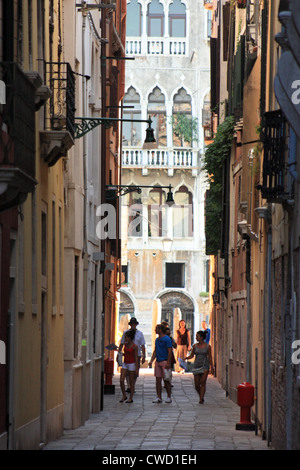 Gasse in Venedig Stockfoto