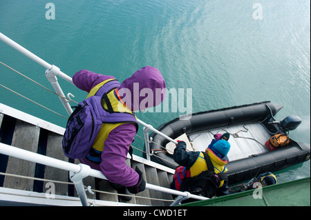 Leute, die auf einem Tierkreis aus dem Schiff Smeerenburg Gletscher, Spitzbergen, Svalbard, Arktis Stockfoto