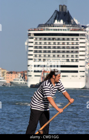 Kreuzfahrtschiff MSC Divina in Venedig, IMO 9585285 Stockfoto