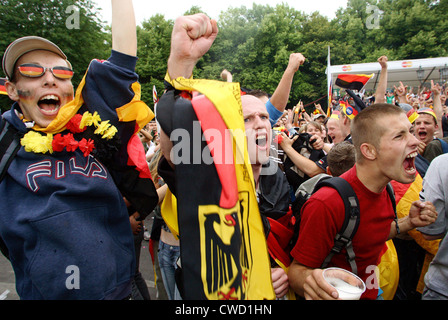 Fußball-Fans auf der Fanmeile vor dem Brandenburger Tor, Berlin Stockfoto