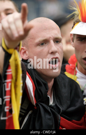 Fußball-Fans auf der Fanmeile vor dem Brandenburger Tor, Berlin Stockfoto