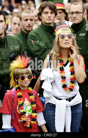 Fußball-Fans auf der Fanmeile vor dem Brandenburger Tor, Berlin Stockfoto