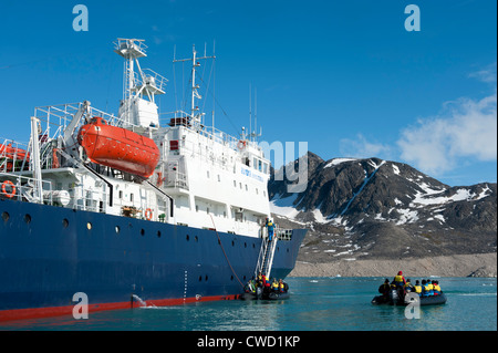 Rückkehrer zum Kreuzfahrtschiff aus ein Zodiac Kreuzfahrt, Smeerenburg Gletscher, Spitzbergen, Svalbard, Arktis Stockfoto