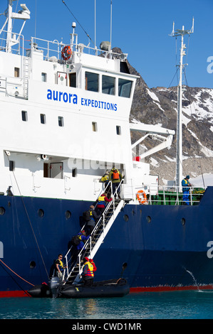 Rückkehrer zum Kreuzfahrtschiff aus ein Zodiac Kreuzfahrt, Smeerenburg Gletscher, Spitzbergen, Svalbard, Arktis Stockfoto