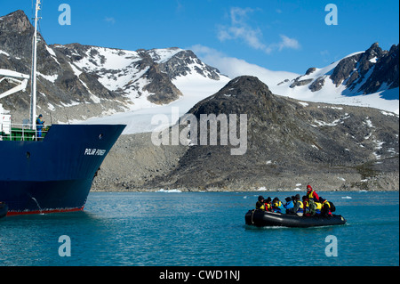 Rückkehrer zum Kreuzfahrtschiff aus ein Zodiac Kreuzfahrt, Smeerenburg Gletscher, Spitzbergen, Svalbard, Arktis Stockfoto