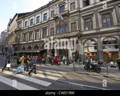 Galeries Royales St. Hubert, Brüssel, Belgien, mit Leuten über die Straße am Eingang. Stockfoto