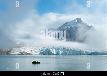 Zodiac cruise am Smeerenburg Gletscher, Arktis, Spitzbergen, Svalbard Stockfoto