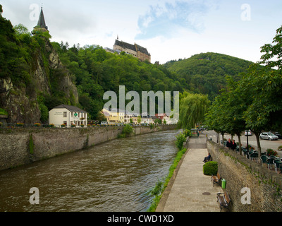 Vianden mit seiner berühmten Acastle liegt an der unser Fluss in Luxemburg Stockfoto