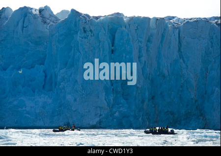 Zodiac cruise am Smeerenburg Gletscher, Arktis, Spitzbergen, Svalbard Stockfoto