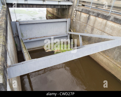 Schleuse in der Karottenhosenträger Flut Verteidigung Wehranlage Exeter England Stockfoto