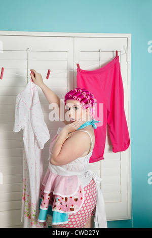 Porträt einer schockiert Plus Size Frau Trocknen von Kleidung Stockfoto