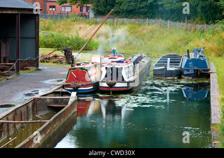 Black Country Living Museum, Dudley, West Midlands. Schmale Boote in der Kanal-Becken. Stockfoto