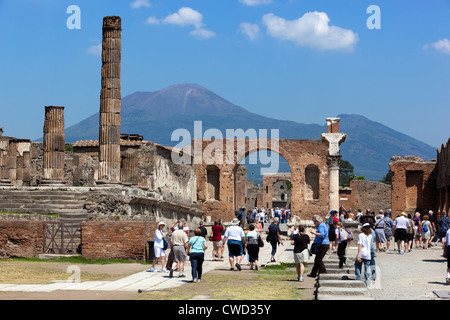 Forum Romanum Ruinen voll mit Touristen und den Vesuv hinter Stockfoto