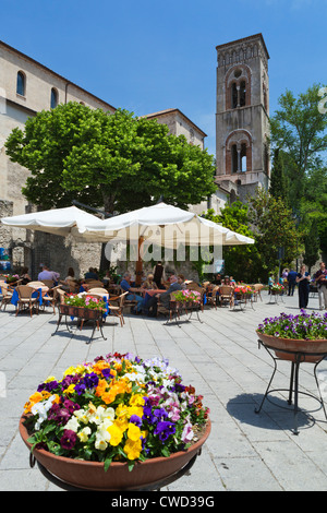 Dom und Café in der Piazza Vescovado Stockfoto