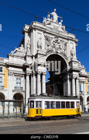 Arco da Rua Augusta und Straßenbahn (Electricos) in Praça Comercio Stockfoto