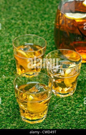 Eistee Zitrone Eistee in einer Sommer-Einstellung Stockfoto