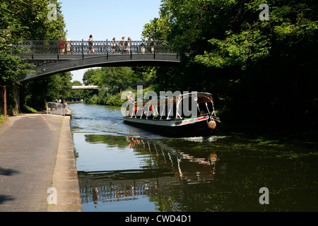 Grachtenboot auf Regents Canal Unterquerung der Primrose Hill Bridge, Regents Park, London, UK Stockfoto