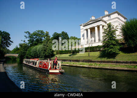 Grachtenboot auf Regents Canal vorbei ein den letzten Quinlan Terry gestaltete neoklassizistischen Villa im Regents Park, London, UK Stockfoto