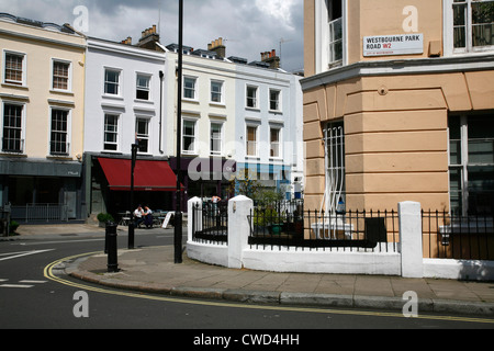 Blick über Westbourne Park Road und Westbourne Park Villas nach Gusto Restaurant, Notting Hill, London, UK Stockfoto