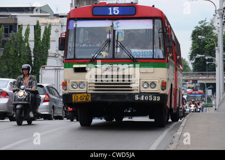 Gepackte Zahl 15 Bus Wappen Brücke in schweren Morgen Verkehr, Sukhumvit Road, Bangkok. Stockfoto