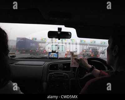 November 2010 fahren bei Nebel auf der Autobahn M6. Nähert sich im Norden gebunden M6 Zahlung Mautstationen. Verwendung von Sat Nav Stockfoto