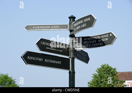 Eine touristische Wegweiser in Salisbury Cathedral Close, Wiltshire, England. Stockfoto